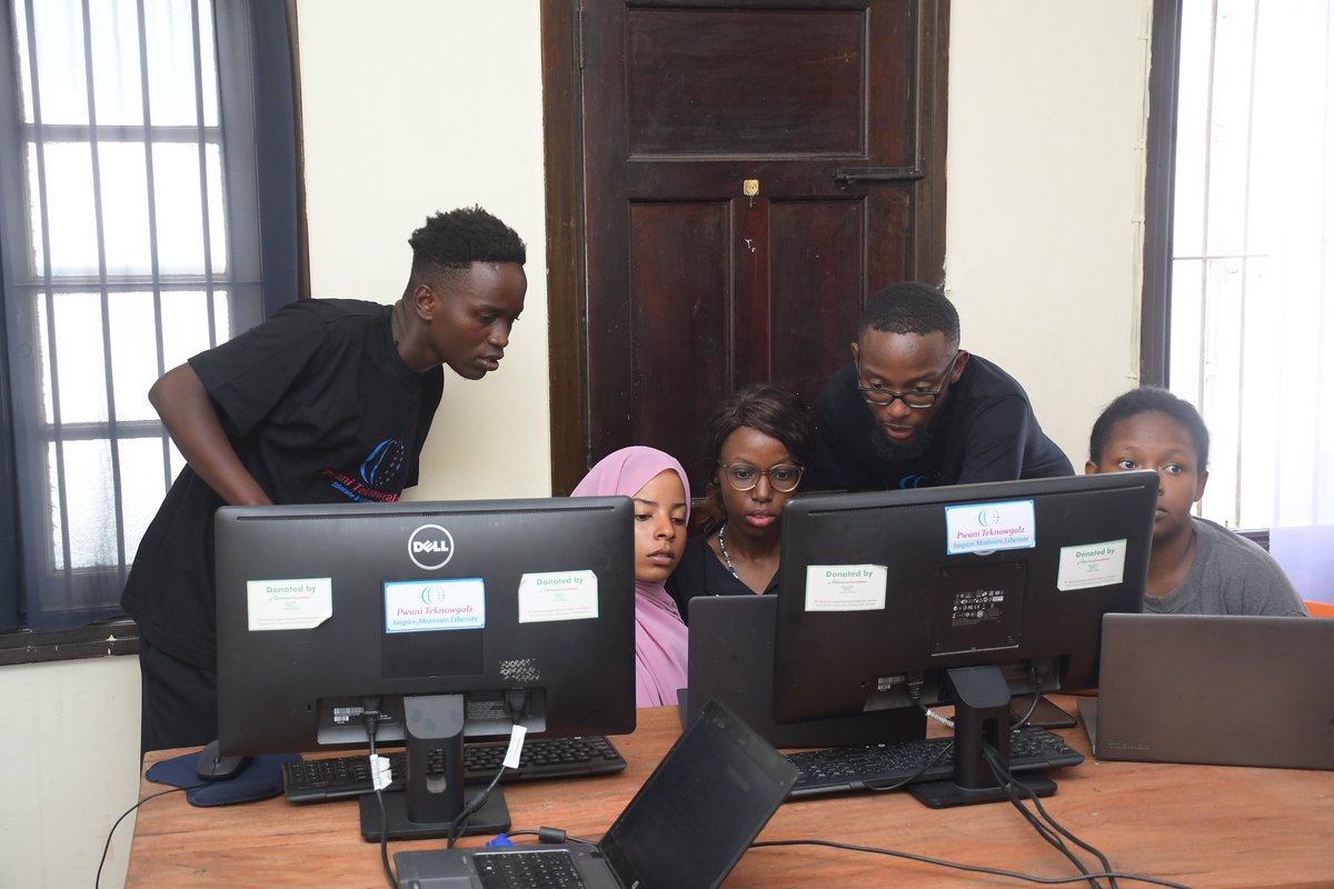 josehub121's tweet photo. Excited to empower girls to learn mobile development with Flutter! This open-source framework is easy to learn, fast to develop with and perfect for beginners. Let's bridge the gender gap in tech and inspire future female developers! #girldev #flutterdev #modev @pwaniteknowgalz https://t.co/OjjweDcnZA
