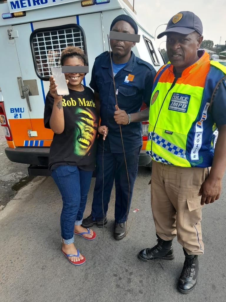 #JMPD BMU officers came across a smash &amp; grab incident at Trump &amp; Loveday Str, Selby. Officers &amp; security personnel managed to recover the phone when the suspects dropped it while being chased. 

Great work done by all involved. 
#SaferJoburg #BuyaMthetho #JoburgsFinest 👏👏
