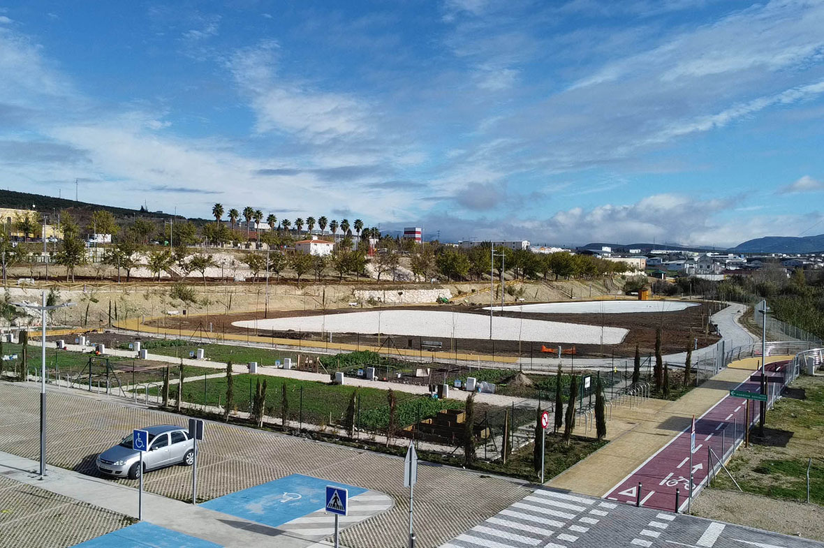 EdusiLucena's tweet photo. Seguimos trabajando para convertir proyectos en realidades...👏👏 Aquí os dejamos los últimos avances del futuro #ParqueEuropa, un espacio de ocio infantil y familiar que afronta su última fase de obras. 
 + info 👉 https://t.co/jAYJq7Bt3j
#Lucena #EDUSI #LucenaCohesionada https://t.co/vNcEoKskIR