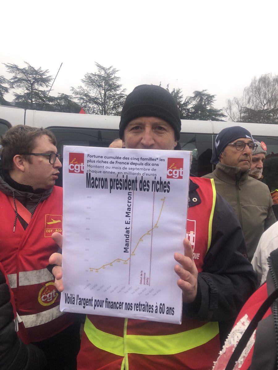 BEAUPERIN's tweet photo. Ronan Lherbier et Anthony Lemaire pour l’union locale Sud Loire de la CGT : « Assez inédit qu’il y ait autant de monde dès le départ : il est fort aujourd’hu. Public et privé sont très mobilisés. » #Nantes #manif19janvier https://t.co/Sv6BXCPdFz