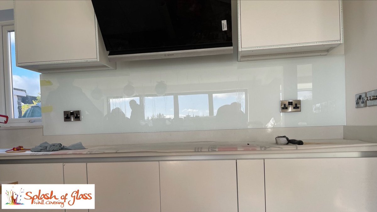 officialASOG's tweet image. Not only does a bright and vibrant splashback make a statement in your home. A simple colour, just like this white with rainbow sparkle splashback, can still make a difference in your desired space! 👌🏼 Brightening the area up while watching it sparkle in the daylight! ☀️