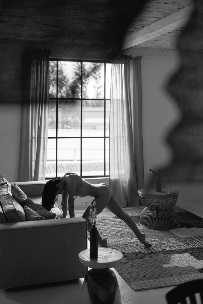 And stretch… <a href="/nikolova__y/">Yoana Nikolova</a> captured by <a href="/saleyendecker/">Sacha Leyendecker</a> in Budapest, 2022