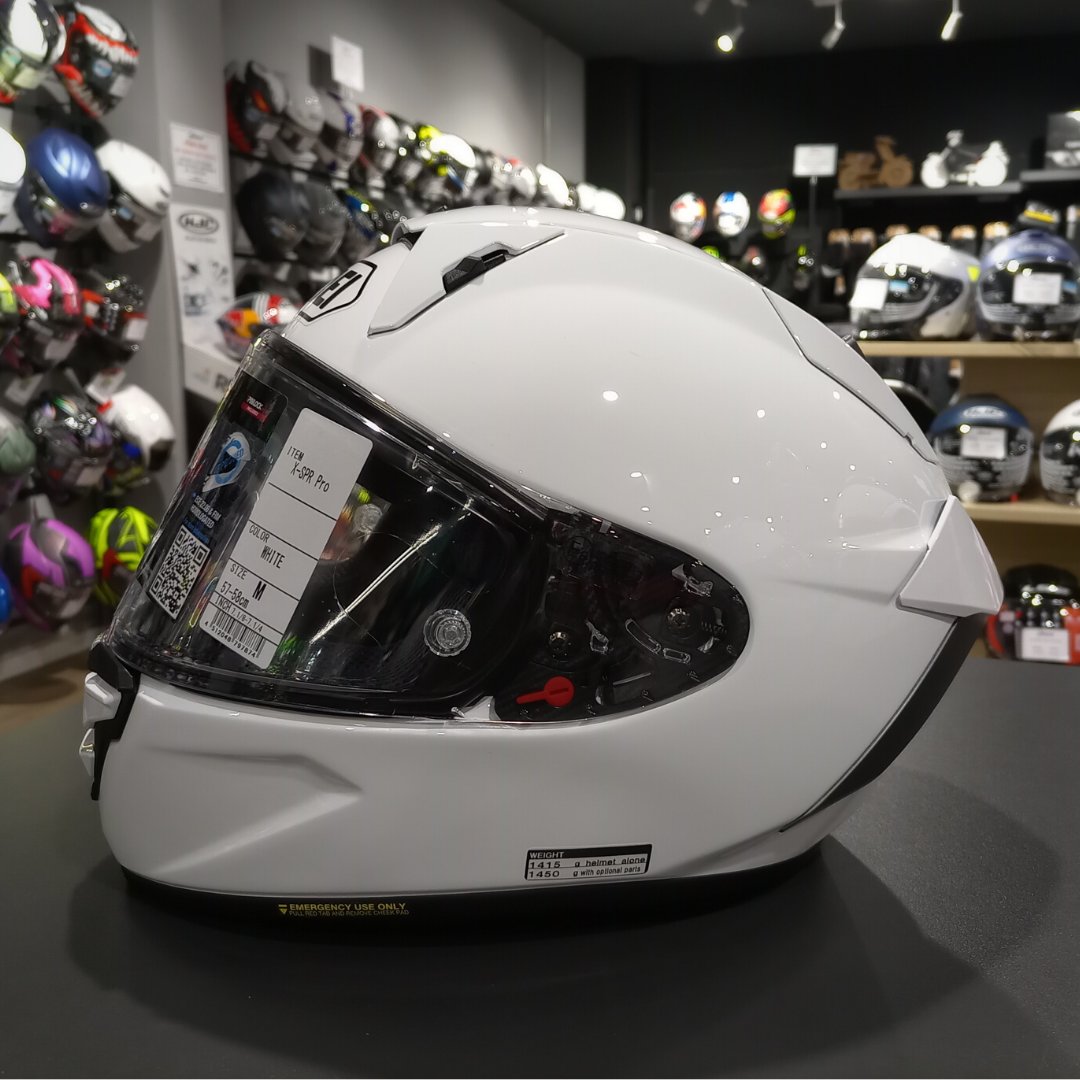 CiclosAlbacar's tweet photo. Ya tenemos aquí el nuevo #SHOEI X-SPR PRO 💨, con homologación FIM y ECE 22.06, que destaca por su diseño y características avanzadas enfocadas a la competición 🏁

Ya disponible 👉 https://t.co/umMuxkFp84

#ShoeiHelmets #CascoMoto #Moto #Motociclismo #BikeLife #CiclosAlbacar https://t.co/afDhmkvdWI