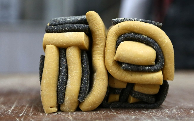 ConsulatdeChine's tweet photo. Pendant le Nouvel An lunaire, 嵌字豆糖, une pâtisserie traditionnelle chinoise, est de plus en plus présente.Avec des caractères chinois cachés à l’intérieur, ces pâtisseries envoient les bons vœux à tous les invités! Connaissez-vous ces caractères chinois? 
#SpringFestivalPopUp https://t.co/3Axvq7Evc3