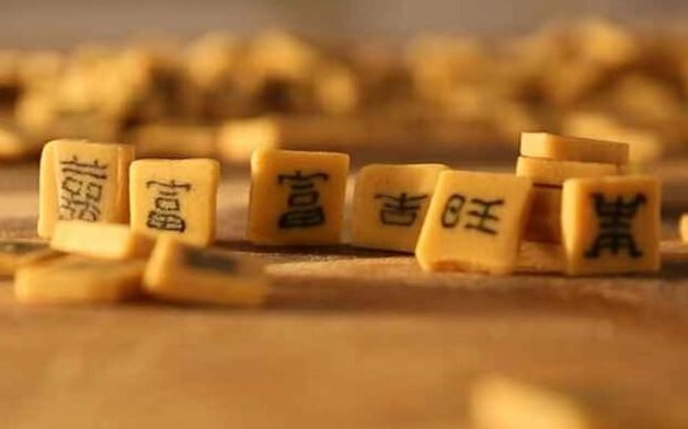 ConsulatdeChine's tweet photo. Pendant le Nouvel An lunaire, 嵌字豆糖, une pâtisserie traditionnelle chinoise, est de plus en plus présente.Avec des caractères chinois cachés à l’intérieur, ces pâtisseries envoient les bons vœux à tous les invités! Connaissez-vous ces caractères chinois? 
#SpringFestivalPopUp https://t.co/3Axvq7Evc3