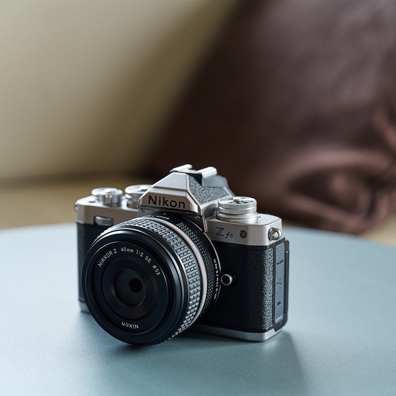 Yodobashi_X's tweet photo. ／
1月20日発売‼️
NIKKOR Z 40mm f/2（SE）✨
＼

ローレット加工を施した存在感のあるコントロールリングが特長、小型・軽量の標準単焦点レンズです🎵

#Nikon NIKKOR Z40mm(SE)と Z fc ボディのセットをフォロー＆RTで抽選で1⃣名様に🎁

1/26まで❗
当選連絡はDMにて📩
#ヨドバシプレゼント企画