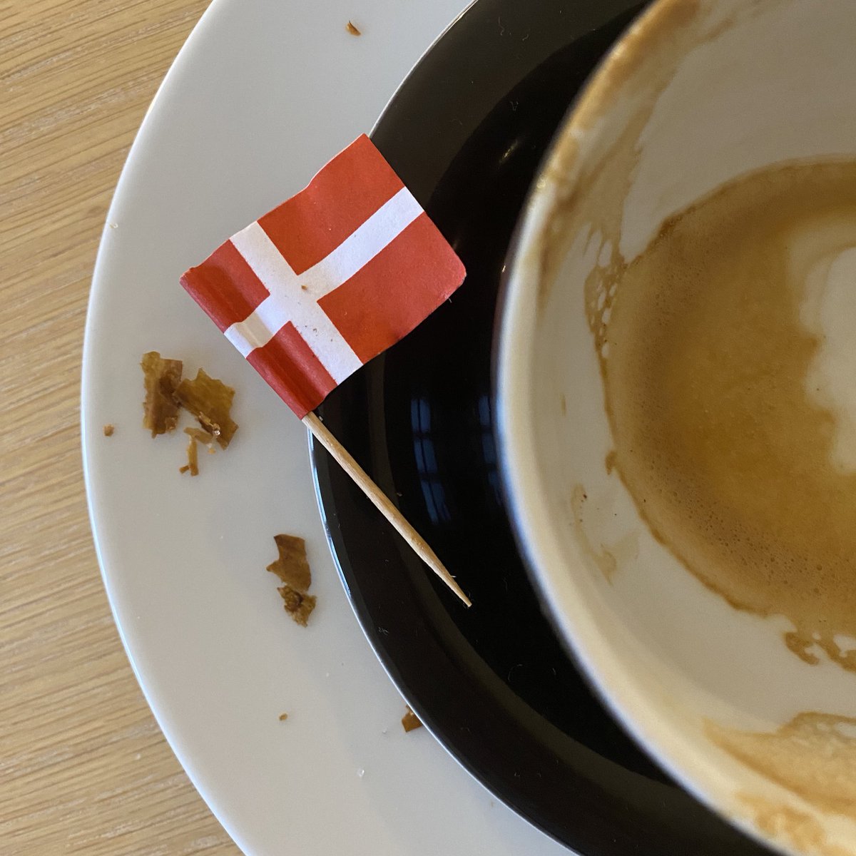 I dag har jeg fødselsdag 🇩🇰 Og der var god tid til ☕️ og 🥐 i morges. Jeg er nemlig blevet fritstillet grundet org.ændringer. 
Som du kan se, er koppen tømt, så gi’ li’ lyd og drop lidt ❤️ i min inbox hvis du (kender en der) vil drikke ☕️ og snakke marketing/digi kom. med mig 🙌🏼