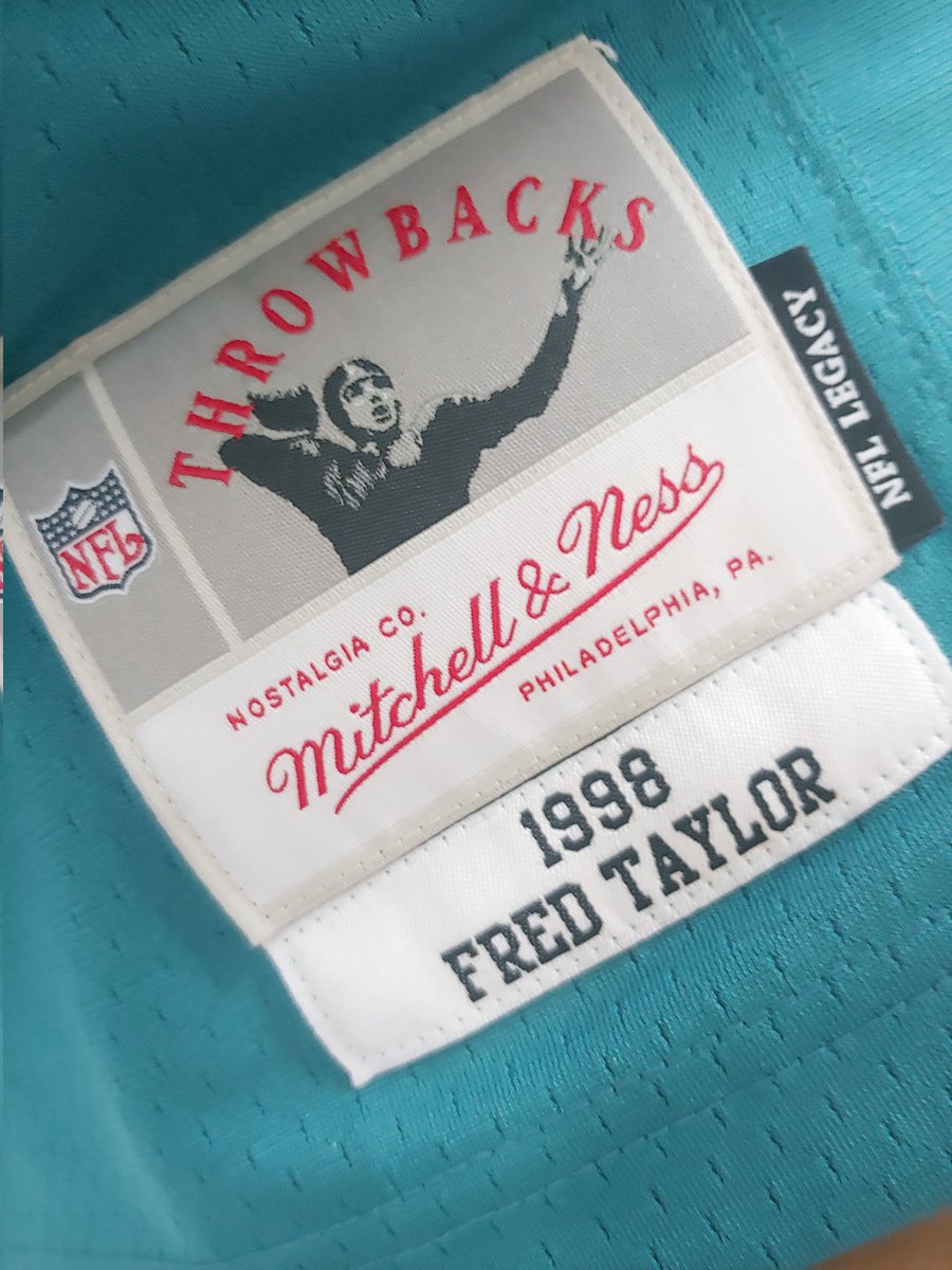 OGreezy39's tweet photo. Colors flying all week long. Had to break out da trough bock on em' #nflLegacy #FreddyT #Taylormade #GladesCentralAlumni #IWATJ #DTWD #DUUUVAL #GoJags https://t.co/lLFMHE2T9d