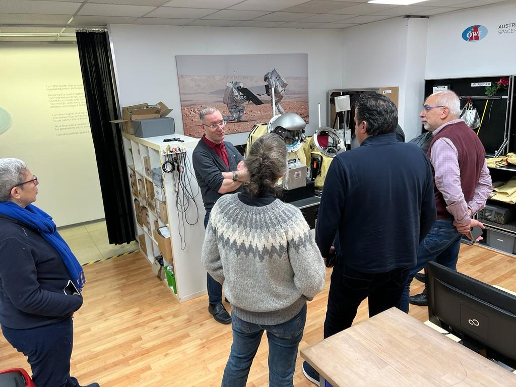 nuclio_pt's tweet photo. 👩‍🚀🧑‍🚀DiSTARS TPM
➤Gernot Grömer apresenta aos parceiros o fato usado pelos astronautas análogos no Programa AMADEE. 
➤Gernot Grömer presents to partners the suit used by analogue astronauts in the AMADEE Program.
@oewf 
#DiSTARS 👉 https://t.co/IlKI8t8GiR
#ErasmusPlus https://t.co/8QqQ3SYD2f