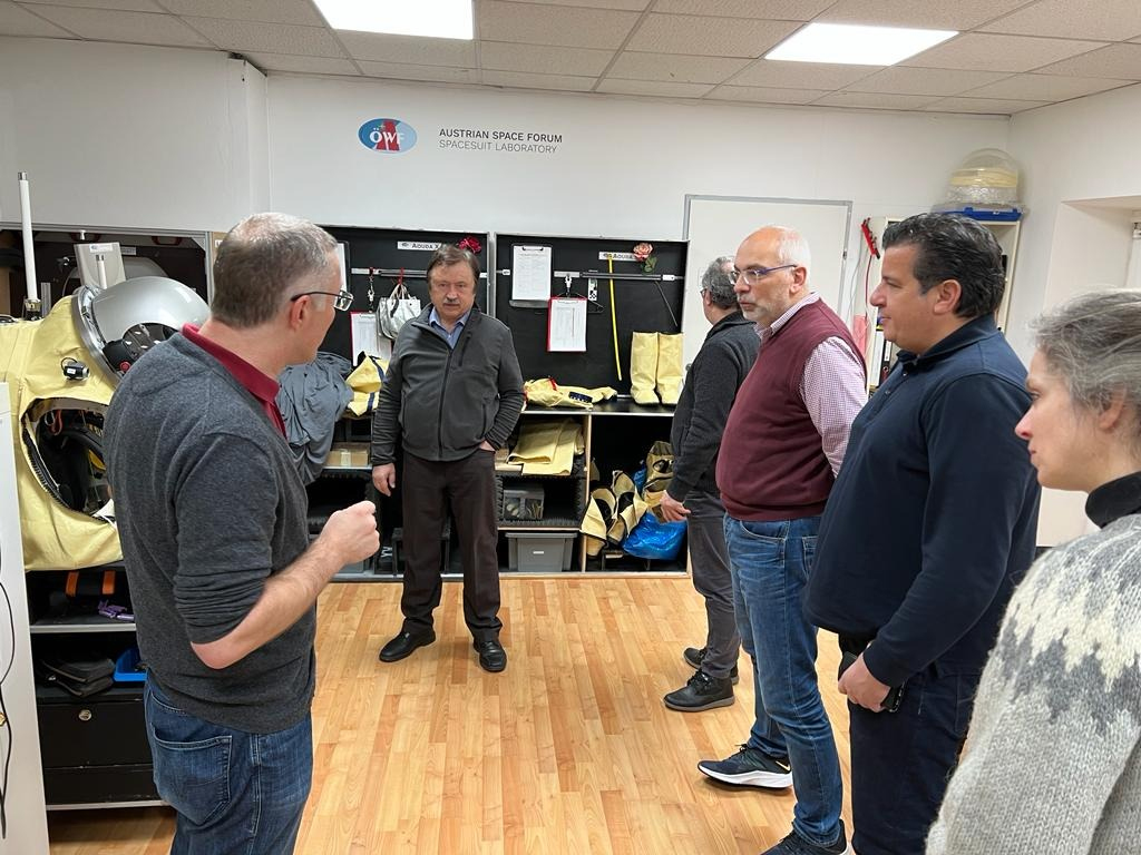 nuclio_pt's tweet photo. 👩‍🚀🧑‍🚀DiSTARS TPM
➤Gernot Grömer apresenta aos parceiros o fato usado pelos astronautas análogos no Programa AMADEE. 
➤Gernot Grömer presents to partners the suit used by analogue astronauts in the AMADEE Program.
@oewf 
#DiSTARS 👉 https://t.co/IlKI8t8GiR
#ErasmusPlus https://t.co/8QqQ3SYD2f