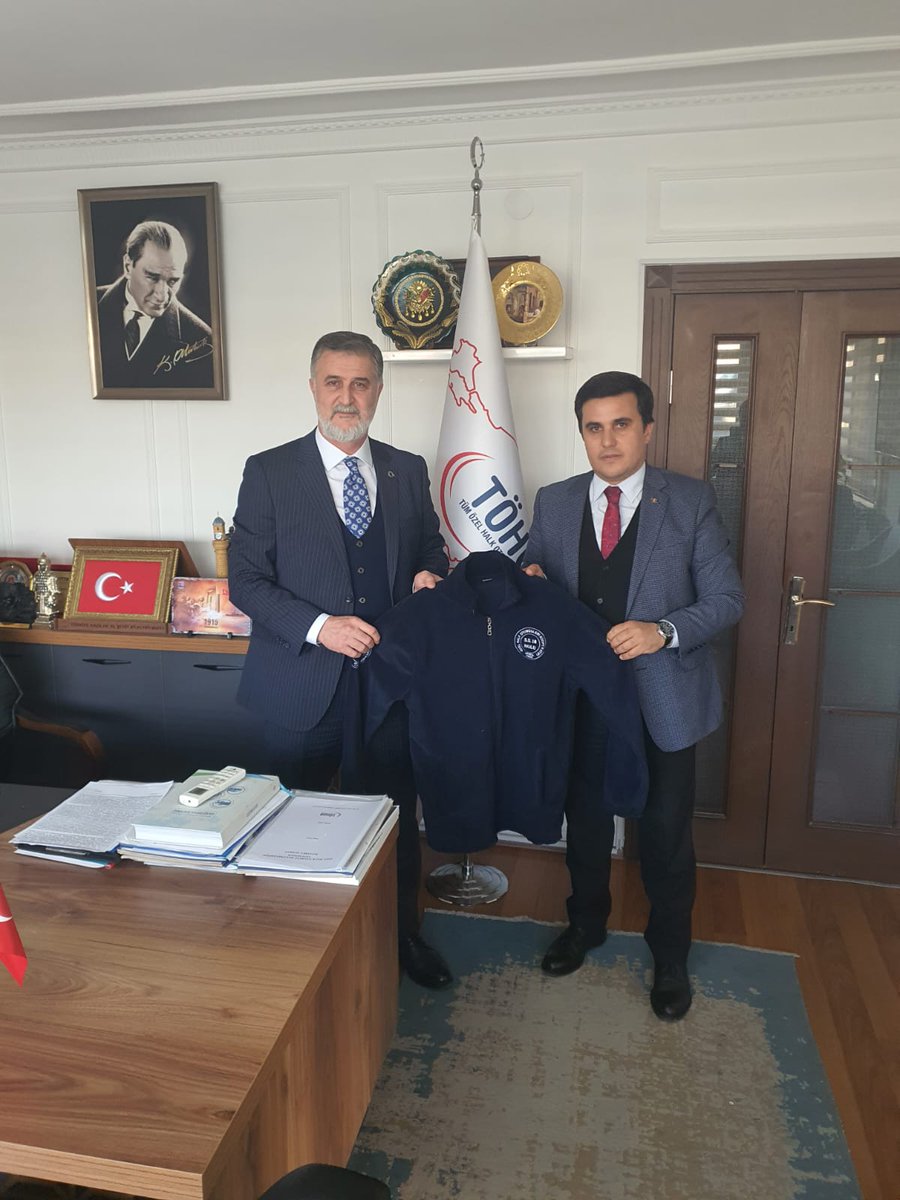 Yönetim Kurulu toplantısı sonrasında, Isparta'da başarılı ve örnek işlere imza atan <a href="/ispartahalkoto/">ISPARTA HALK OTOBÜSLERİ</a> Başkanımız ve Gen.Sek. <a href="/DasdonerFaruk/">Faruk Daşdöner</a>  Başkanımıza Kooperatif logolu polar hediye ettiler. 
Değerli hediyeleri için teşekkür ediyor, Isparta esnaflarımıza selamlarımızı iletiyoruz.