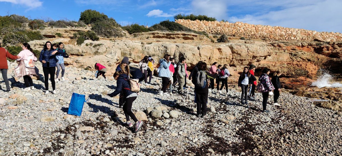 GVAparcs's tweet photo. 🌿Amb el CEIP Jaime Sanz i @ColegiosISP + @ajuntpeniscola i #Bionord hem parlat de gestió de residus, conservació del medi ambient al #PNSerraIrta
♻️A més hem fet una ruta interpretativa i recollit residus #PerUnaSerraMesNeta #EducacióAmbiental 👍 https://t.co/sdnU5Zgy5s