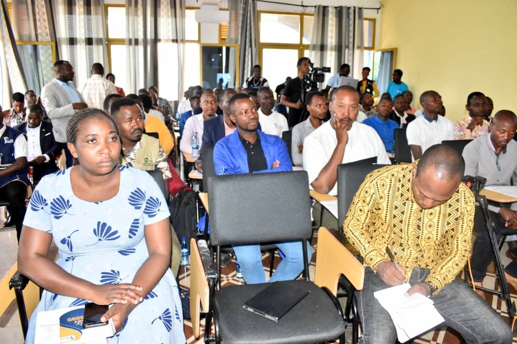 UbumweHebdo's tweet photo. Ikigo Songhaï gikora ubushakashatsi ku burimyi n'ubworozi hubahirijwe ibidukikije,co mu gihugu ca Bénin ngo kiriteguriye gusangiza ubuhinga bwa co n'ibindi bihugu vyo muri Afrika n'Uburundi burimwo. Vyashikirijwe n'umukuru w'ico kigo, Godefrey N'zamujo. https://t.co/XpS7HwH8Vp