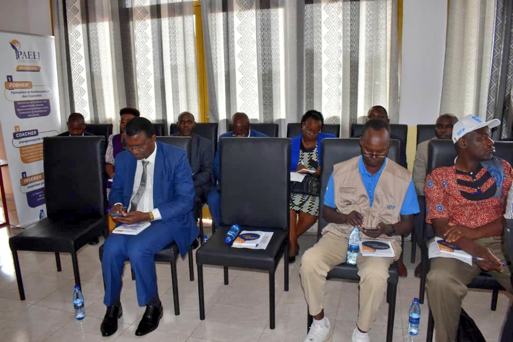 UbumweHebdo's tweet photo. Ikigo Songhaï gikora ubushakashatsi ku burimyi n'ubworozi hubahirijwe ibidukikije,co mu gihugu ca Bénin ngo kiriteguriye gusangiza ubuhinga bwa co n'ibindi bihugu vyo muri Afrika n'Uburundi burimwo. Vyashikirijwe n'umukuru w'ico kigo, Godefrey N'zamujo. https://t.co/XpS7HwH8Vp