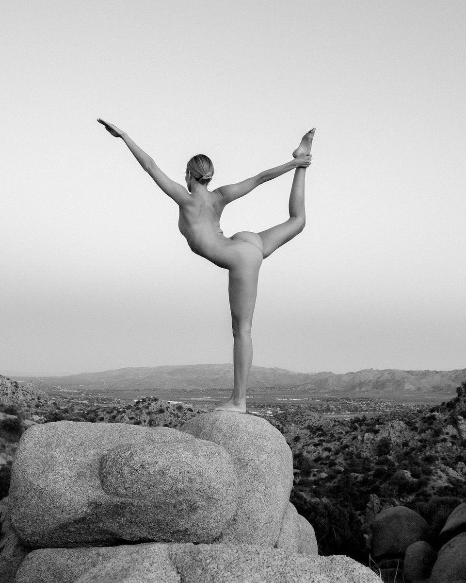 NudeYogaGirl's tweet photo. GM everyone!👇 Nude Yoga Girl since 2015.✨ https://t.co/ircrlJ3xrO