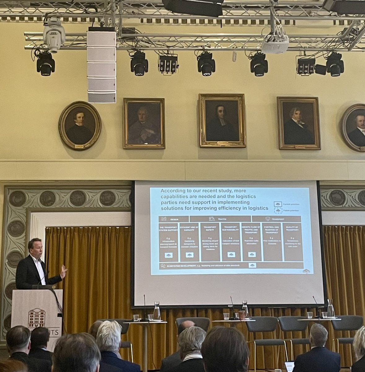Fintraffic_fi's tweet image. Tuoreen selvityksen mukaan logistiikkatoimijat tarvitsevat tukea mm. infran suunnitteluun, kapasiteetin tehokkaaseen käyttöön ja päästöjen laskentaan. @jannelautanala @Fintraffic_fi #digitalisaatio #logistiikka #digilog2023