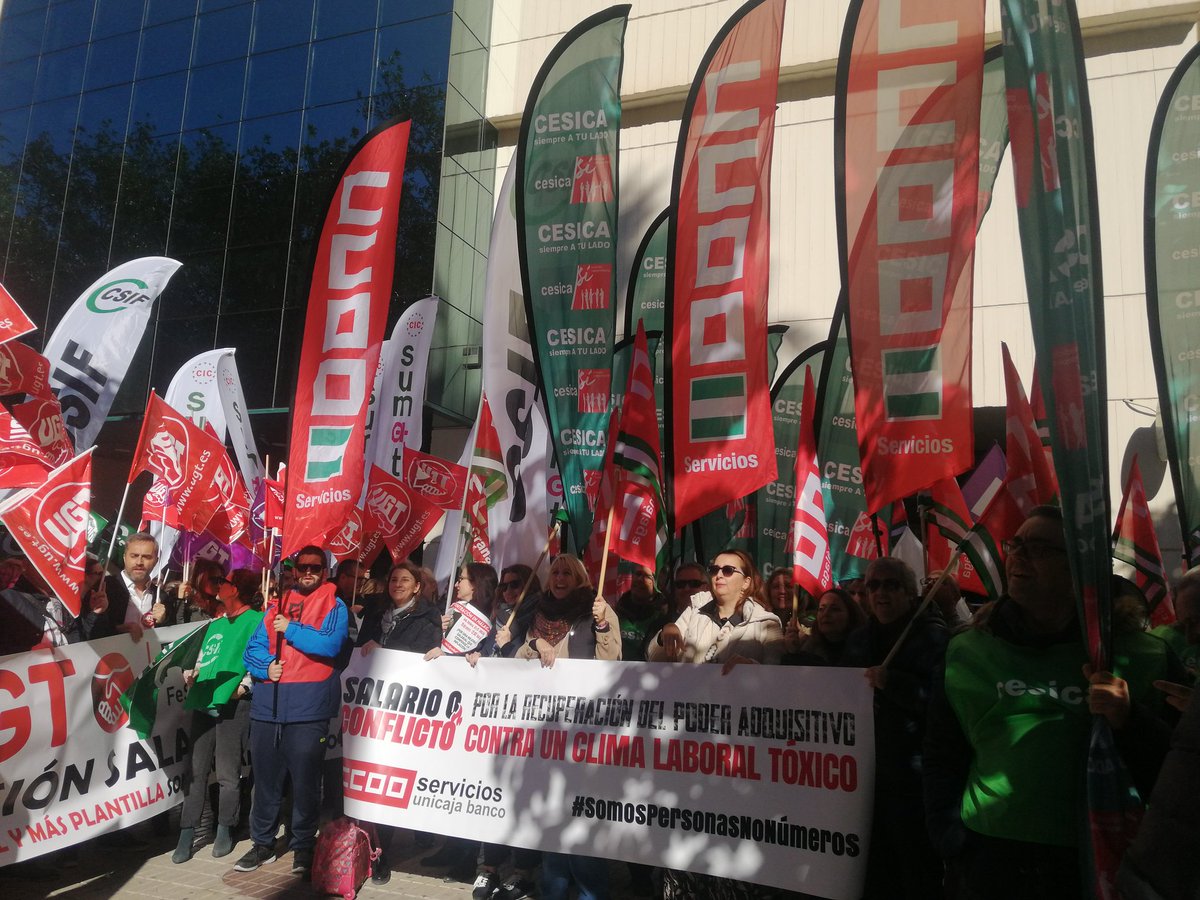🔊 CCOO se concentra en Unicaja de Málaga para exigir revisión salarial, de tipos de préstamos y para que se negocie las condiciones laborales del Modelo de Distribución Objetivo.
#NoTeQuedesMiSalario