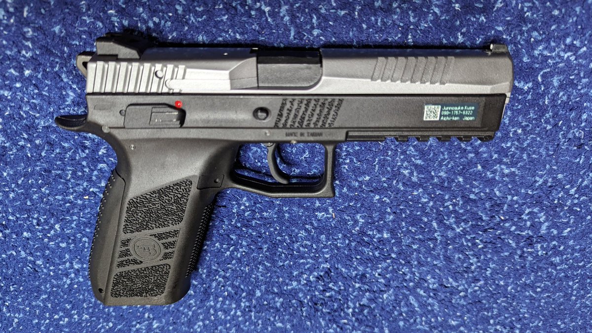 Junnosuke0422's tweet image. 最近私のトレードマークとして、ハンドガンのスライドシルバー化を邁進しています。
古くはバッドボーイズのウィルスミスのP226、最近ではリコリコのたきなのM&amp;amp;Pをリスペクト
CO2のCZ P09を塗ってみました。
塗料の厚み分各部のクリアランスを調整し
なかなかに手間がかかりましたが満足です

#cz
#p09