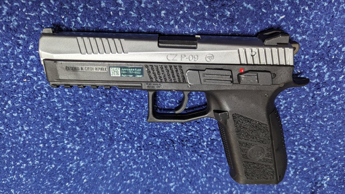 Junnosuke0422's tweet image. 最近私のトレードマークとして、ハンドガンのスライドシルバー化を邁進しています。
古くはバッドボーイズのウィルスミスのP226、最近ではリコリコのたきなのM&amp;amp;Pをリスペクト
CO2のCZ P09を塗ってみました。
塗料の厚み分各部のクリアランスを調整し
なかなかに手間がかかりましたが満足です

#cz
#p09