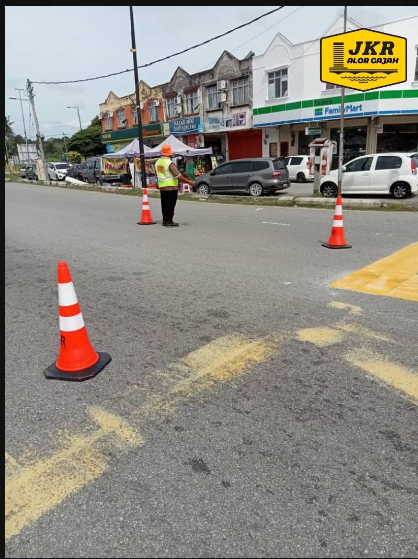 JkrAlor's tweet photo. 18.01.2023( Rabu )

Kerja-kerja road Line kuning (yellow box) jalan depan Simpang Tiga dari pasar Durian Tunggal bagi menjamin keselamatan dan  keselesaan pengguna jalan raya.
@bukitmulia @haidirharon https://t.co/G4qoAtfujl