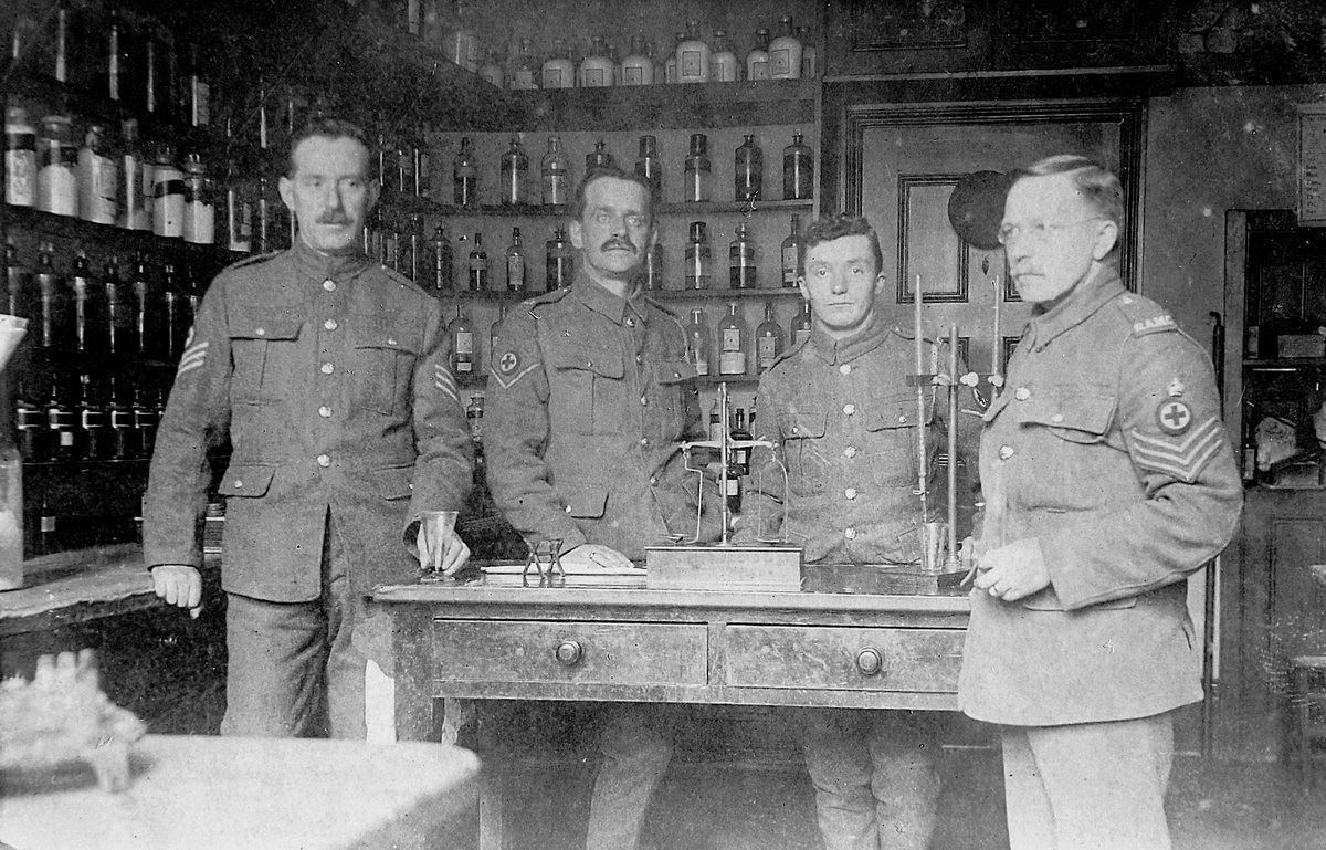 'Chemist Dispensary'. Interesting postcard of the Dispensary staff of the RAMC in Sheffield, possibly 3rd Northern General or Wharncliffe War Hospital c.1916.
@thehistorygirl1 @julesmrobertsf1 @CarlaJeanStokes @brionyhudson2 @PharmHist