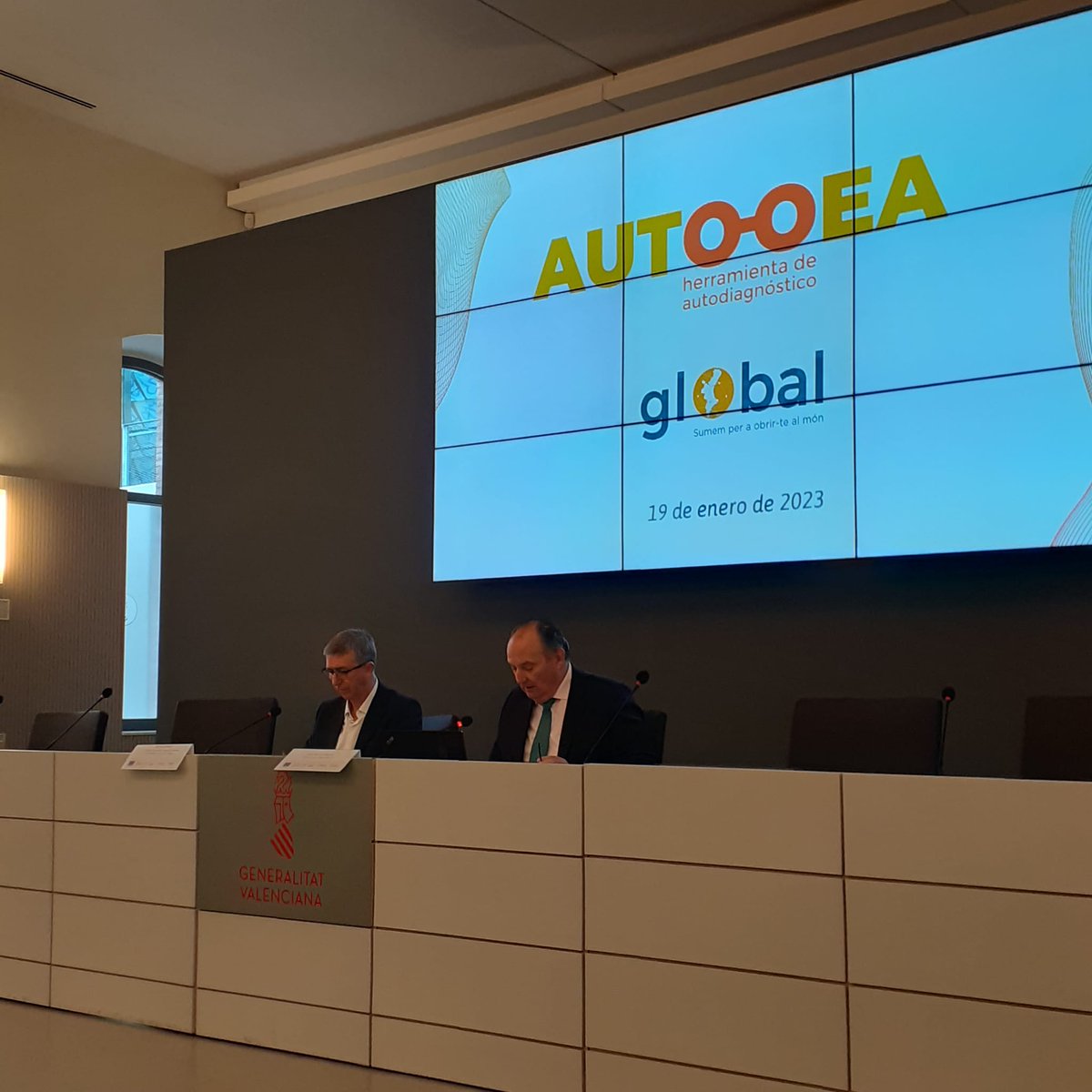 GVAivace's tweet photo. Hui @rafacliment_ @mparrarobles i J.V. Morata han presentat una nova eina d'autodiagnòstic del @GVAivace per a que les empreses coneguen en quin percentatge de grau de compliment es troben enfront de les obligacions per a certificar-se com a OEA. @camara_valencia #globalcv https://t.co/RAkDTcFKD6