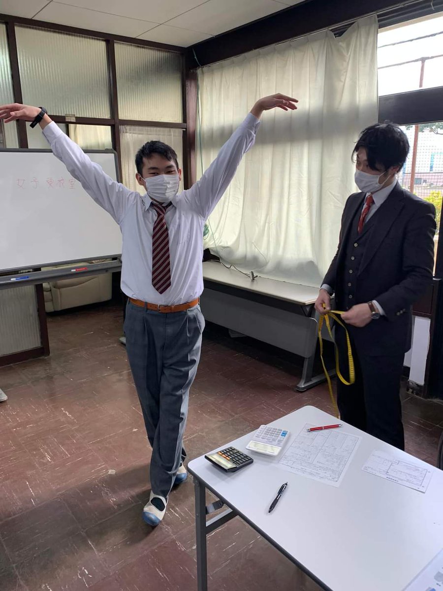 koreans_school's tweet photo. #神奈川朝鮮中高級学校
元サッカーJリーグや韓国リーグ、朝鮮民主主義人民共和国代表に選ばれるなど活躍した安英学氏。
今年も高校三年生たちにオーダースーツを作りました。
学生たちは大興奮！

安英学理事、毎年学生たちのためにコマプスンミダ！ https://t.co/uYyNeTDeXP