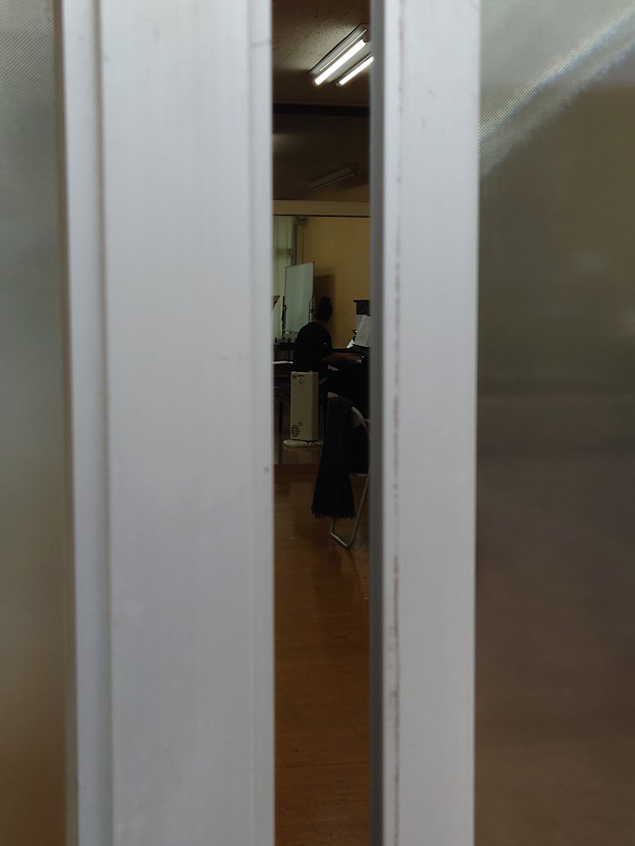 今日は桐朋の授業。
帰りがけに敬愛するシダミナ先生の姿をこっそり撮影していたら、女子学生に不審者と間違えられ怒られる😅
「何してるんですか💥」の勢いに圧倒された😅シダミナ先生が気付いてくれて助かった😅
#桐朋学園芸術短期大学
#狂言
#信太美奈
#シダミナ 
#善竹大二郎
#善竹十郎