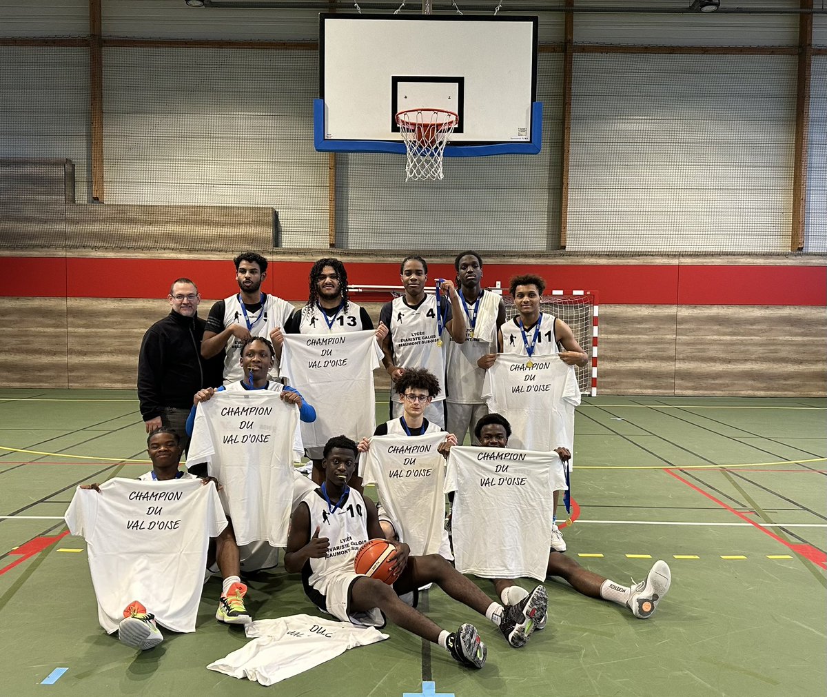 LEMEUR12's tweet photo. Le lycée E. Galois de Beaumont-Sur-Oise est champion du Val d’Oise UNSS en basket dans la catégorie juniors garçons 🏀⛹🏻🥇🏆 @unss_versailles @Unss95 @unss @acversailles @ffbasketball https://t.co/PeSl4QDR2b