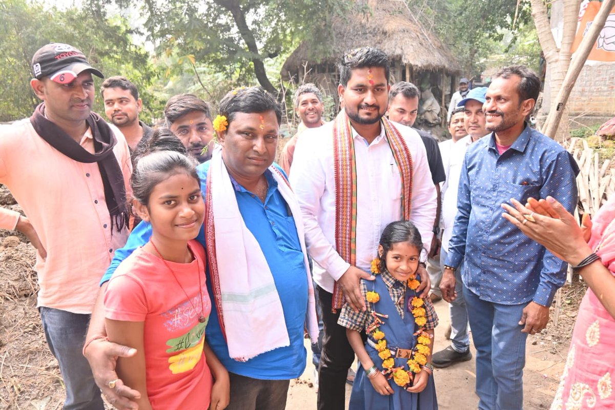 suryabanshibjp's tweet photo. ଧାମନଗର ନିର୍ବାଚନ ମଣ୍ଡଳୀର ରାଧାବଲ୍ଲଭପୁର ପଞ୍ଚାୟତର ବିଭିନ୍ନ ଅଞ୍ଚଳକୁ ଯାଇ ସ୍ଥାନୀୟ ସମସ୍ୟା ସମ୍ବନ୍ଧରେ ଆଲୋଚନା କରିବା ସହ ଅଞ୍ଚଳବାସୀଙ୍କୁ କୃତଜ୍ଞତା ଜଣାଇଲି ।

#DhamnagarAssemblyConstituency 
#ServiceAtDoorstep #dhamnagarmoparibar https://t.co/r9oHscMfhE