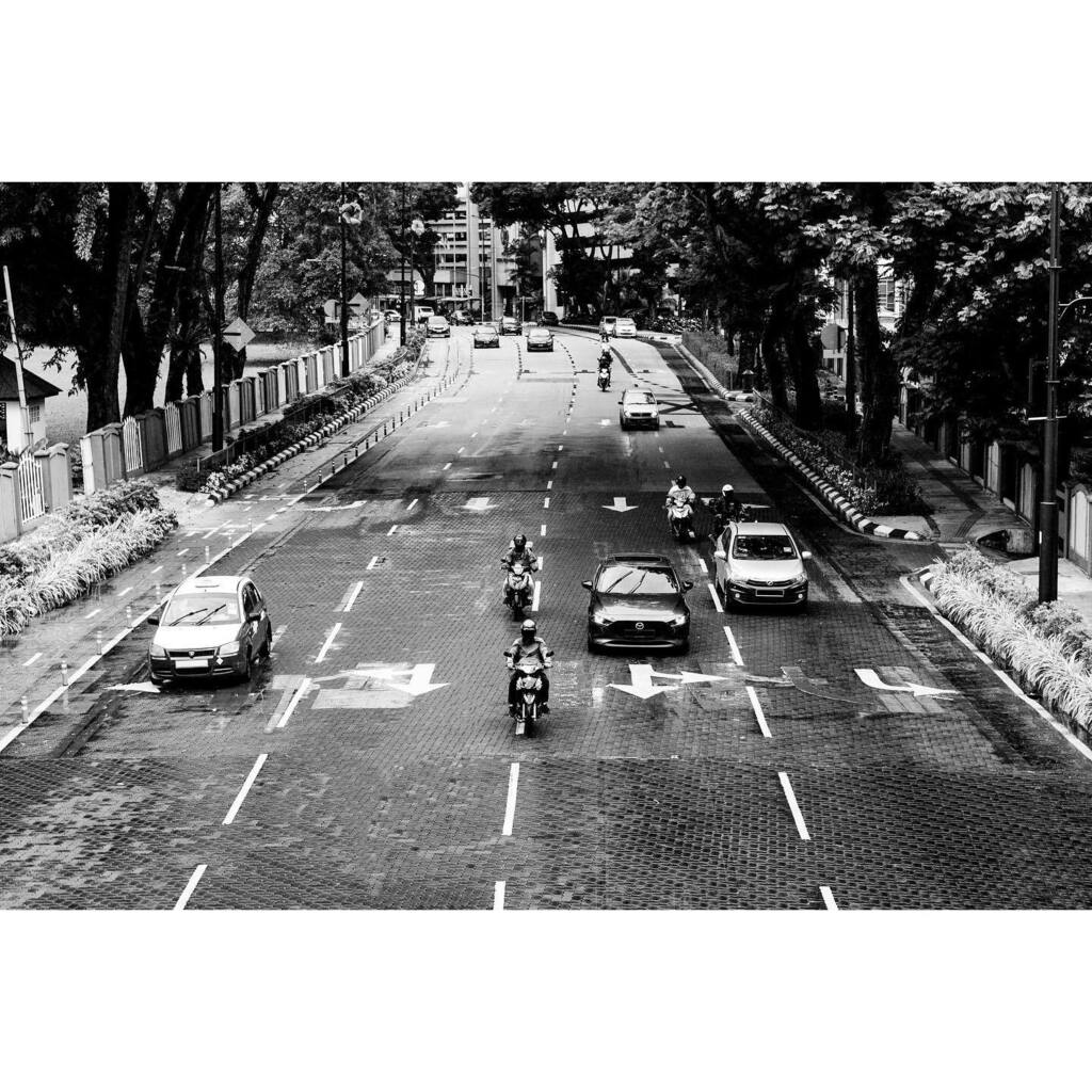 One way.
•
“A man should always consider how much he has more than he wants.” - Joseph Addison
•
📸 Canon EOS R // RF 50mm 1.8
🎬 1/800sec f/4.0 ISO400
📍 Jalan Raja Laut, Kuala Lumpur Malaysia
•
#jomstreetmy #igfeedsmenarik_ #AnakMudaJohor #igersma… instagr.am/p/CnmBEUGynBz/