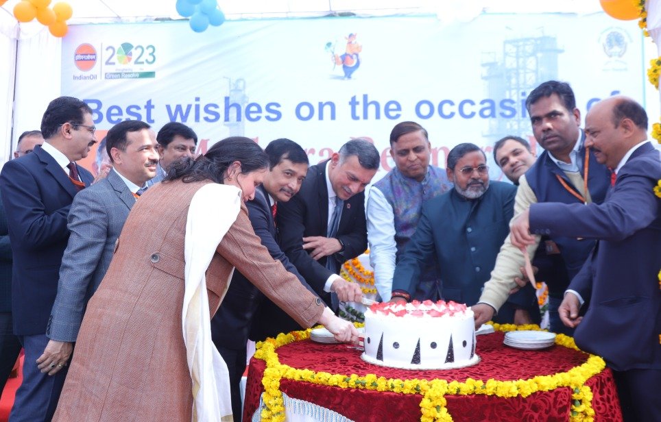 ChairmanIOCL's tweet photo. Being at #IndianOil Mathura Refinery on its 42nd Foundation Day, filled me with nostalgia &amp; pride. The refinery shines as a symbol of IndianOil's green resolve &amp; my tenure as its head, was a truly transformative experience. Humbled to have played a part in the refinery's journey. https://t.co/hZZQAIzU3P