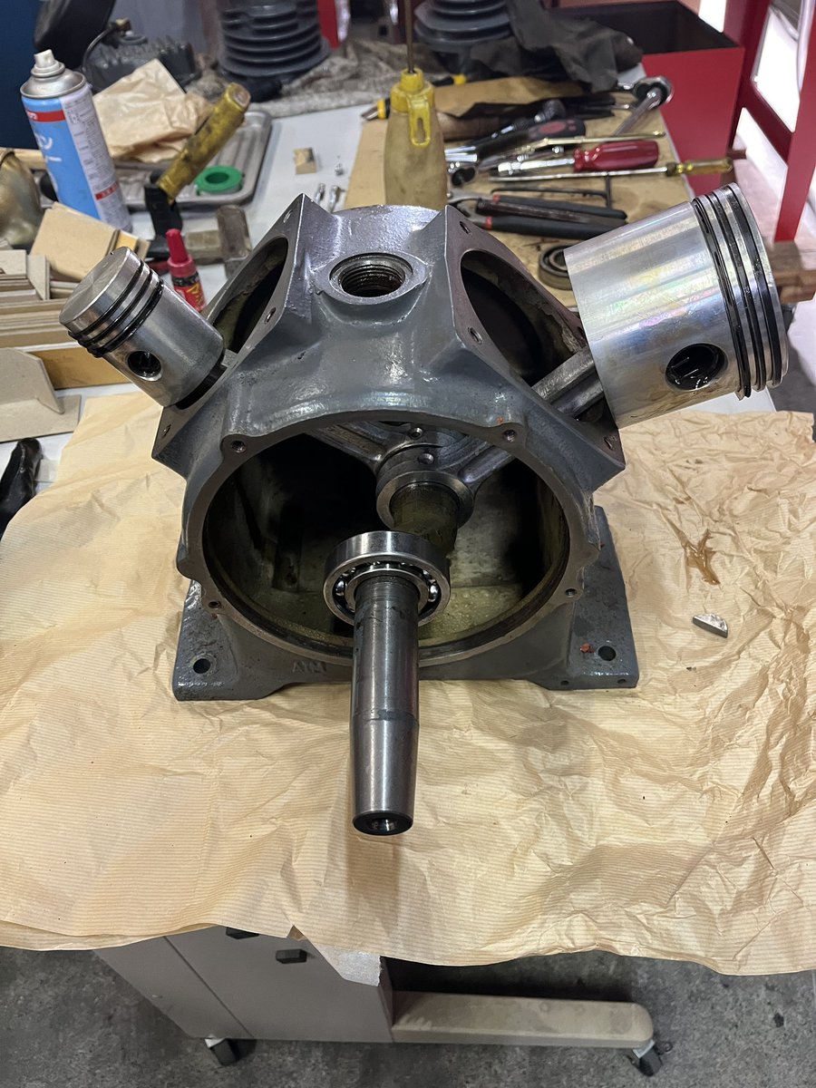TSeiyu's tweet photo. 修理でお預かりしているコンプレッサの圧縮機部品が入荷したので組立。
故障原因は、オイル無交換によるボールベアリング摩耗→連接棒(コンロッド)のカジリによるロック。
給油式のコンプレッサは、オイル交換をお忘れなく！。
#エアーコンプレッサー　#オイル交換 https://t.co/ZFPLO3AiXS