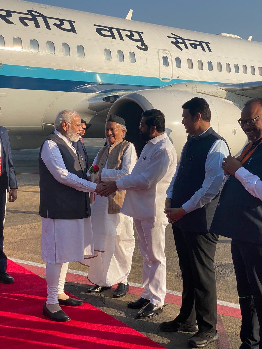 senashinde's tweet photo. पंतप्रधान नरेंद्र मोदीचे मुंबई विमानतळावर आगमन, मुख्यमंत्री एकनाथ शिंदे आणि उपमुख्यमंत्री देवेंद्र फडणवीस यांनी त्यां���े स्वागत केले. यावेळी राज्यपाल भगत सिंग कोश्यारी आणि भाजप प्रदेशाध्यक्ष चंद्रशेखर बावनकुळे उपस्थित होते.

#PMOIndia #NarendraModi #welcome #visit #inauguration https://t.co/Iyx5fgeD15
