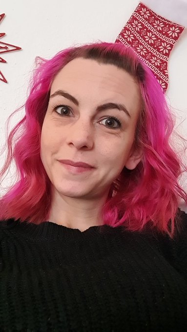 Ich hab mal was neues mit meinen Haaren probiert 🥰 wie findet ihr es? Ich bin am &uuml;berlegen sie noch ein<a href="/tag/picoftheday"class="tags"><span>#picoftheday</span></a><a href="/tag/pinkhair"class="tags"><span>#pinkhair</span></a><a href="/tag/locken"class="tags"><span>#locken</span></a><a href="/tag/fyp"class="tags"><span>#fyp</span></a><a href="/tag/fyp%E3%82%B7"class="tags"><span>#fypシ</span></a><a href="/tag/pi"class="tags"><span>#pi</span></a>