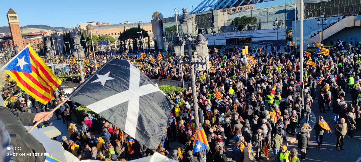 CDRRipollet's tweet photo. NI FRANÇA,  NI ESPANYA 
PAÏSOS CATALANS!!
#CDRenXarxa #19GMobilitzemnos #19GTothomAlCarrer #19G https://t.co/3quhVCsyIZ