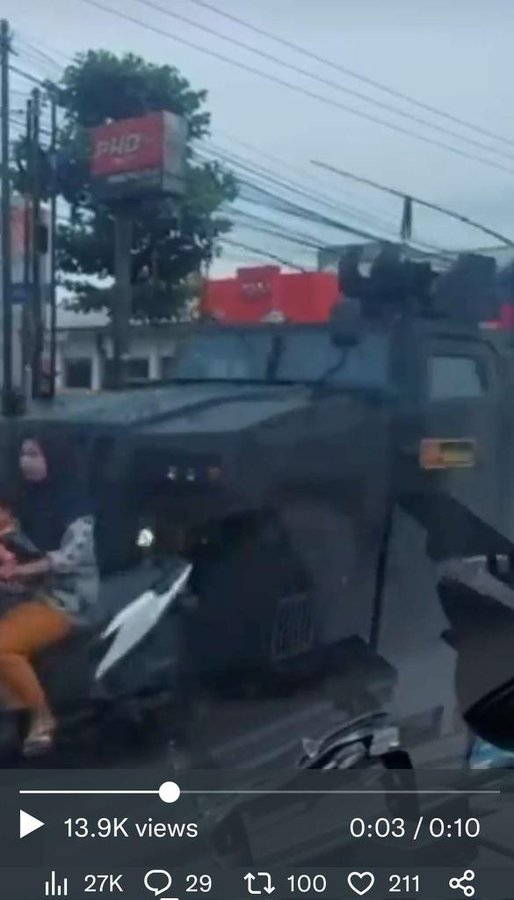 Romadebrian's tweet photo. @LeeM1neraL setelah baca baca komentarnya
poin poin yang saya ambil yaitu

1. Titik buta pengemudi
2. Ibunya gak pakai helm
3. sebelum mobil itu ada pembuka jalan
4. si ibu belok sedikit ke kanan
5. kalo menurut saya mobilnya gak terlalu ngebut
6. (PP) Nomor 43 Tahun 1993 di Pasal 65 ayat 1 https://t.co/nivcVHF4iS