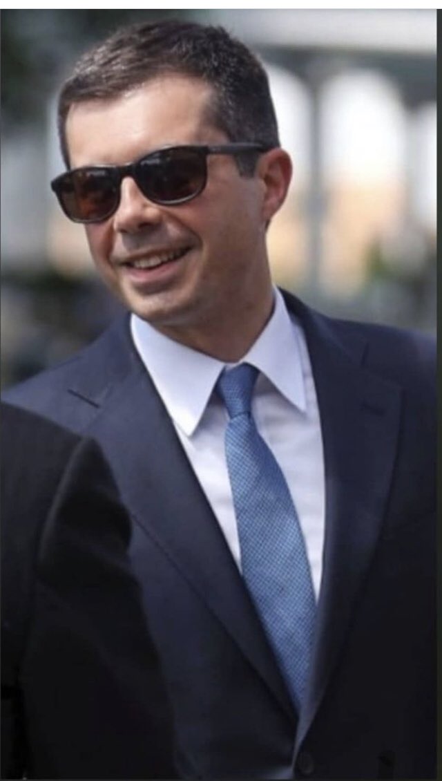 ThePeteEffect's tweet image. Happy Birthday to @PeteButtigieg 

#SecretaryPete
#ThePeteEffect 
#TeamPete