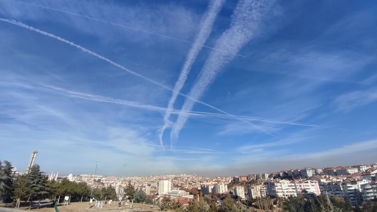 yturker's tweet photo. Ankara semalarında uçak egzoz yoğuşma izleri, anlık. #contrails uçak yakıtında bulunan eser miktardaki suyun  buhar halinde dışarı atılınca uygun atmosferik şartlarda doğrudan kristalize halde donması kısaca https://t.co/4FHBvg7qHf