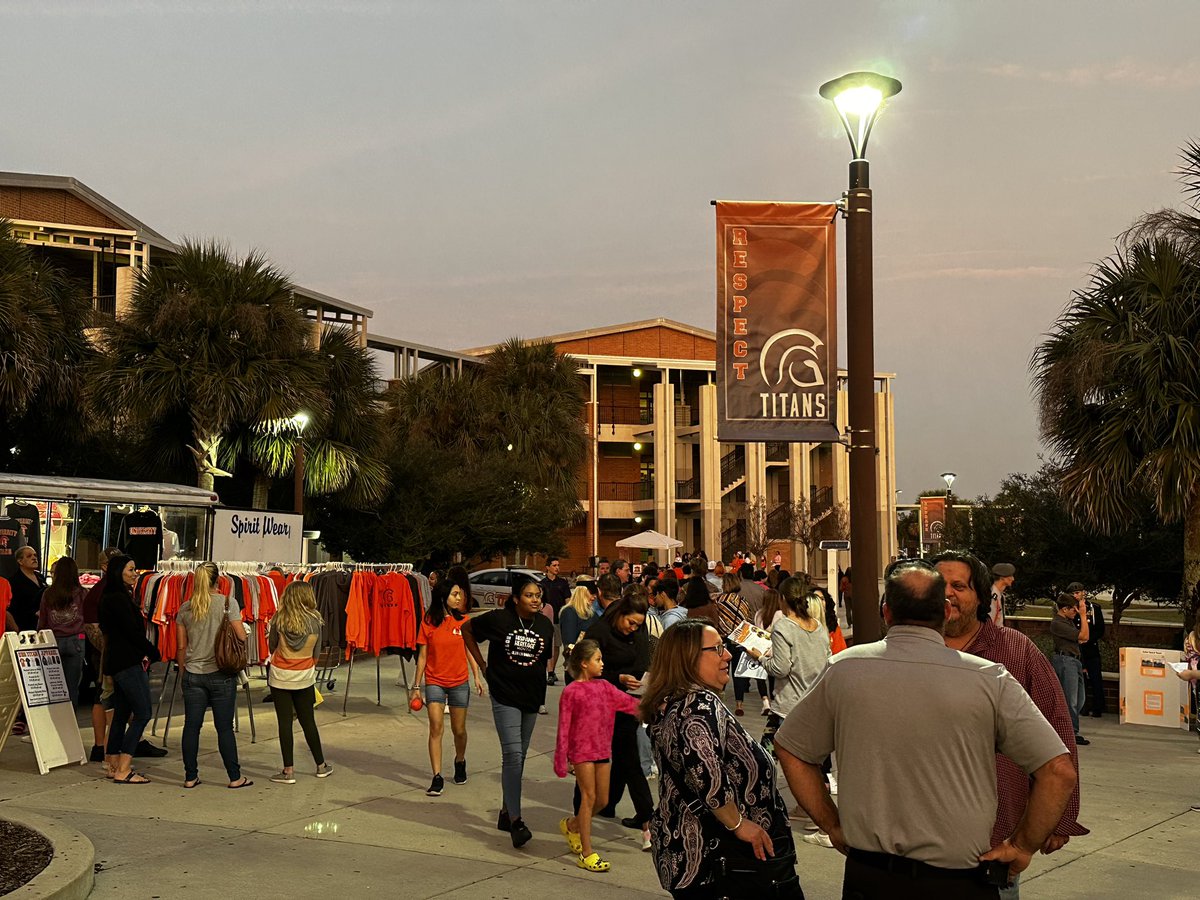 KarenMChenoweth's tweet photo. We love orange skies setting over our beautiful campus!! 🧡✴️🧡 #SneakPeek2023 #Rising9thGraders #Jan18 @volusiaschools @UHSTitans411 https://t.co/zDwDrrCbPt