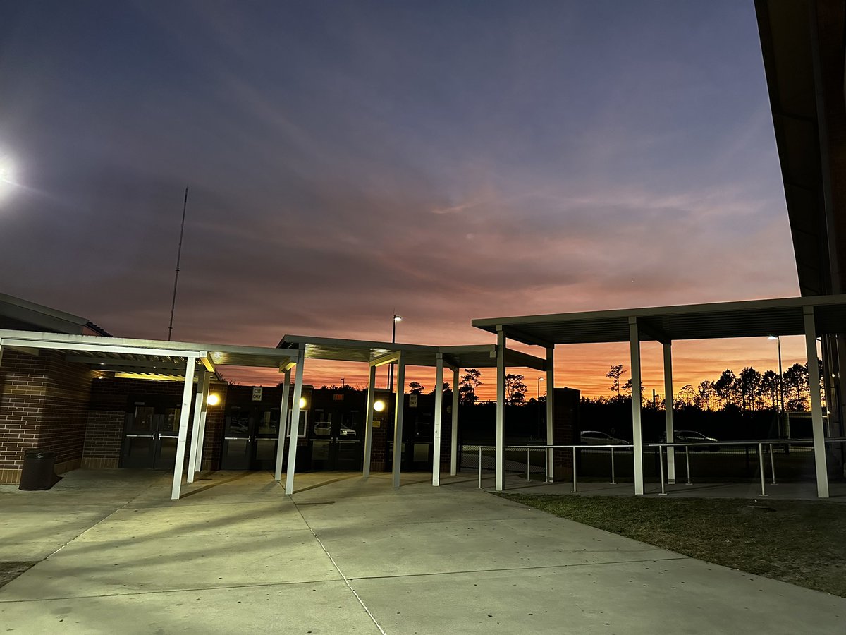 KarenMChenoweth's tweet photo. We love orange skies setting over our beautiful campus!! 🧡✴️🧡 #SneakPeek2023 #Rising9thGraders #Jan18 @volusiaschools @UHSTitans411 https://t.co/zDwDrrCbPt