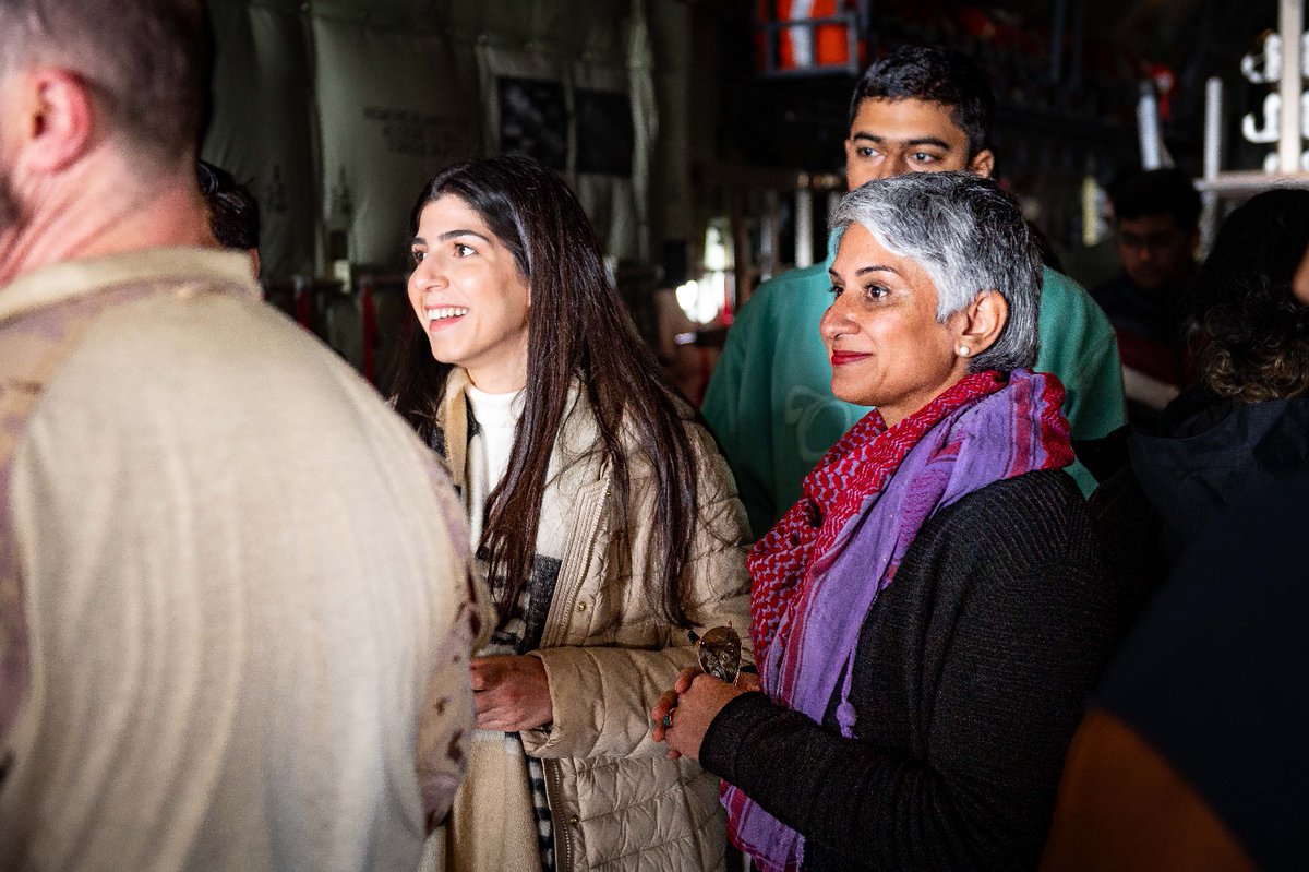 JTF_FOI_Impact's tweet photo. JTF-I/TF-C recently hosted Kuwaiti students as part of the #YoungAmbassadorQ8 initiative. They toured a Canadian CC-130J Hercules aircraft, asked questions to members about their roles and learned about the full and equal inclusion of women in the CAF. @CanadaKuwait @AliyaMawani https://t.co/Tfcf3A6izj