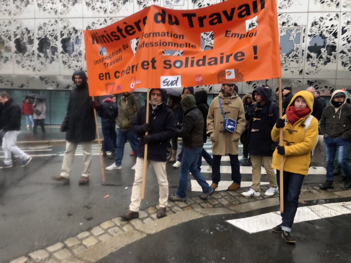 BEAUPERIN's tweet photo. Pour Camille et Andres du ministère du travail, cette réforme c’est « du mépris de classe » faite par des politiques « déconnectés de la réalité : on les accueille en entretien ceux qui demandent à s’arrêter pour pénibilité, ils n’en peuvent plus et ont déjà moins de 60 ans ! » https://t.co/kN81brRZG6