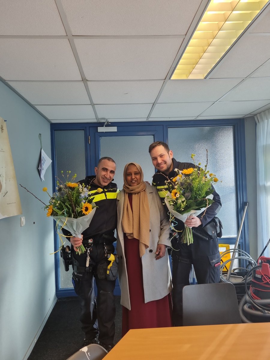 "Bedankje"
Vandaag kreeg ik van een wijkbewoner een bloemetje als blijk van waardering. Dit heeft mij heel goed gedaan. Laat jij af en toe je medemens, familie, buren collega of andere weten dat je ze waardeert? Bedenk, kleine moeite, groot gebaar!