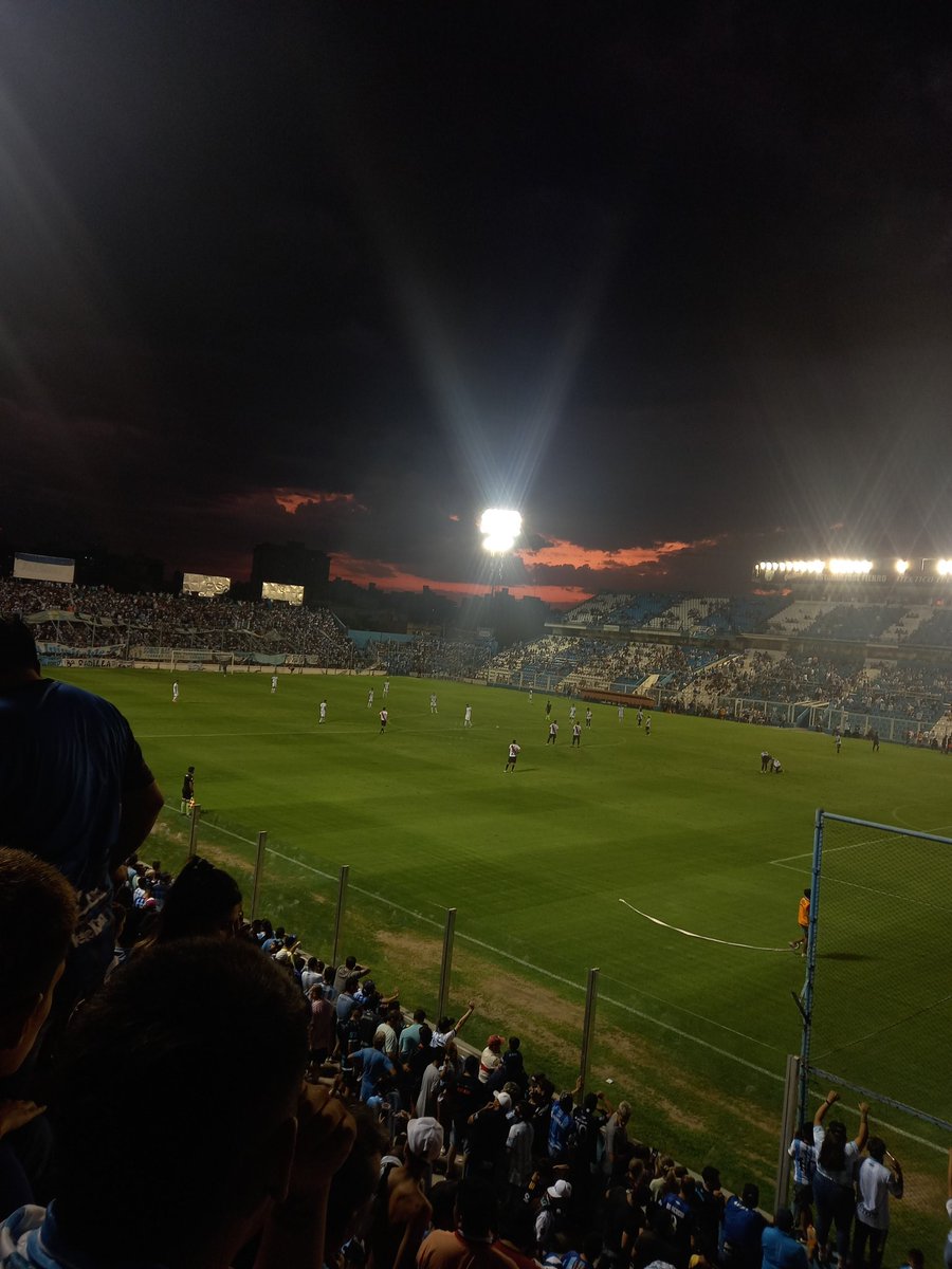 ariasrocio81's tweet photo. Los atardeceres más lindos siempre fueron en el José Fierro💙🫶🏽 https://t.co/dkdW3tLlAU