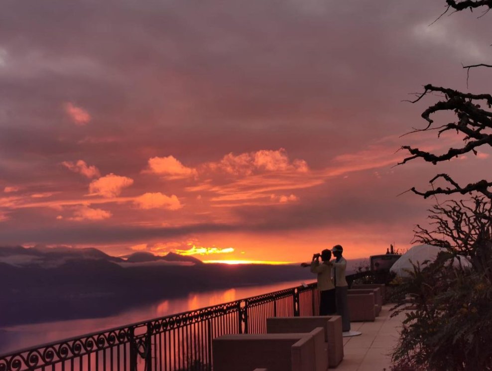What a great way to start the year underneath this wonderful winter sky at Le Mirador resort &amp; Spa

#lemiradorresortandspa #abovetheclouds #swissdeluxehotels #leadinghotelsoftheworld #luxuryhotel #montreuxriviera #swiss