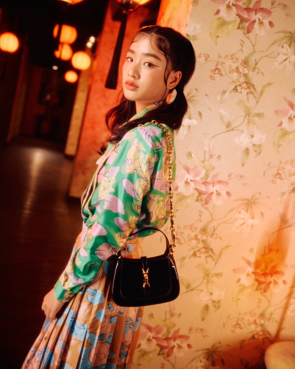 ELLEThailand's tweet photo. ตามมาด้วยสาวตู ต้นตะวัน @tontawan_t ในโททัลลุคสีสันสดใสในแบบฉบับของสาว @gucci กับแคปซูลคอลเล็กชั่นเฉลิมฉลองเทศกาลแห่งความสุขต้อนรับปีกระต่ายนี้

#Gucci #tontawan_t
#LunarNewYear2023 https://t.co/mku1H7Ermo