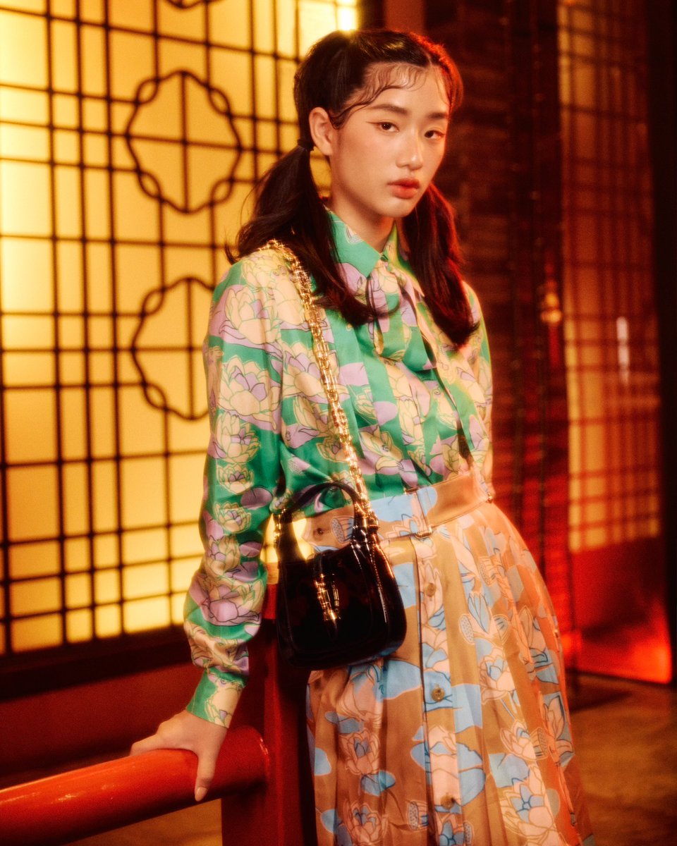 ELLEThailand's tweet photo. ตามมาด้วยสาวตู ต้นตะวัน @tontawan_t ในโททัลลุคสีสันสดใสในแบบฉบับของสาว @gucci กับแคปซูลคอลเล็กชั่นเฉลิมฉลองเทศกาลแห่งความสุขต้อนรับปีกระต่ายนี้

#Gucci #tontawan_t
#LunarNewYear2023 https://t.co/mku1H7Ermo