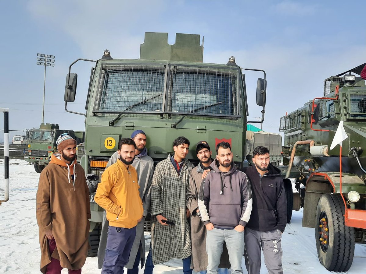 A mega equipment display as part of #KnowyourArmy' campaign was conducted by #ChinarCorpsIA at Budgam on 19Jan. 
The event witnessed a footfall of approximately 750 citizens including 30 Ex-Servicemen.