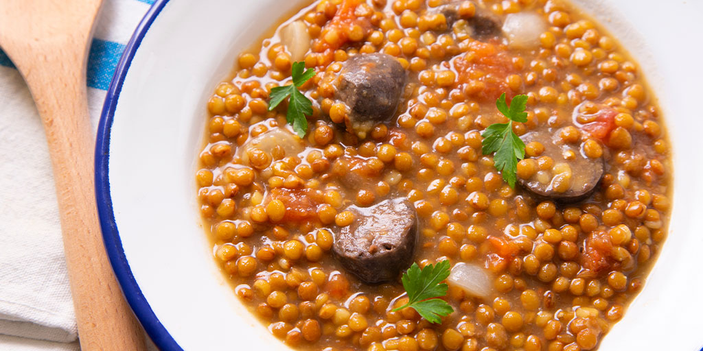 Spain_in_CH's tweet image. Lo sapevi che in #AltaAragona, nella regione di #Aragona, c'è una ricetta speciale per le #lenticchie?
Gli ingredienti segreti sono l'anice e il moscato: ti assicuriamo che se le provi ti leccherai le dita🤤

bit.ly/3iCHikz 👈

#VisitSpain #SpainGastronomy @aragonturismo